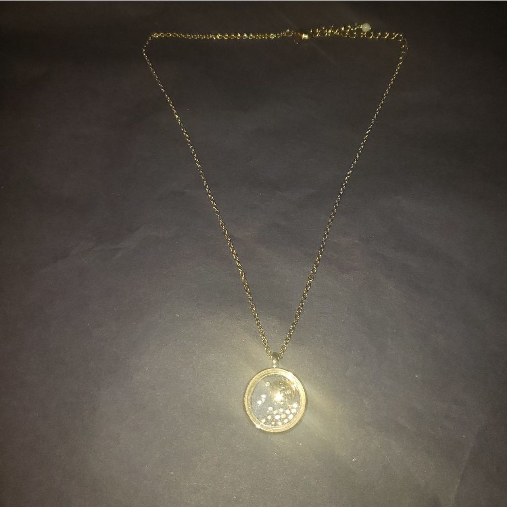 Glass pendant necklace